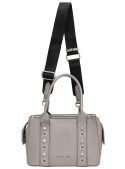 Compacta bandolera gris con asas y detalles rockeros, perfecta para complementar atuendos urbanos.