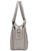 Elegante bandolera gris con acabado metálico y correa ajustable, ideal para un estilo casual sofisticado.