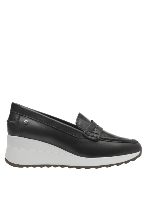 Mocasín femenino en cuero negro, ideal para estilo smart casual por su comodidad y sofisticación.