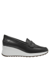 Mocasín versátil de cuero negro con suela blanca, perfecto para combinar con atuendos formales e informales.