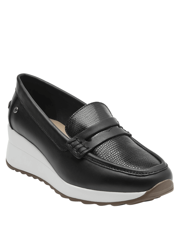 Mocasín femenino en cuero negro, ideal para estilo smart casual por su comodidad y sofisticación.