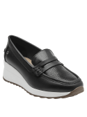 Mocasín femenino en cuero negro, ideal para estilo smart casual por su comodidad y sofisticación.
