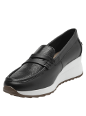 Mocasín casual de cuero negro con diseño minimalista y textura lisa con ligero brillo.