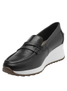 Mocasín casual de cuero negro con diseño minimalista y textura lisa con ligero brillo.