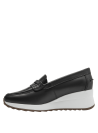 Mocasín de mujer elegante en cuero negro con adorno metálico discreto en el talón.