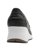 Mocasín de cuero negro con detalle entrelazado en la lengüeta y suela blanca tipo cuña.