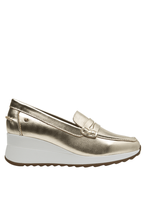 Mocasín femenino en cuero dorado, sofisticado y versátil para combinar con jeans o faldas.