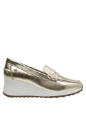 Elegante mocasín de cuero dorado para mujer, perfecto para un look casual chic.