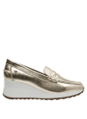Elegante mocasín de cuero dorado para mujer, perfecto para un look casual chic.