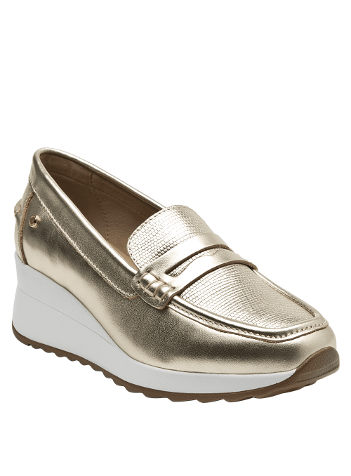 Mocasín femenino en cuero dorado, sofisticado y versátil para combinar con jeans o faldas.