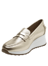 Calzado de cuero dorado, estilo casual con hebilla decorativa, ideal para eventos.