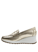 Mocasín casual chic en cuero dorado, textura suave y brillo metálico.