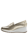 Mocasín casual chic en cuero dorado, textura suave y brillo metálico.