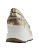 Mocasín dorado de cuero para mujer, diseño elegante y moderno con detalle de hebilla frontal.