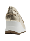 Mocasín dorado de cuero para mujer, diseño elegante y moderno con detalle de hebilla frontal.