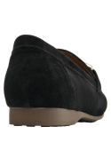 Elegante mocasín negro de cuero gamuzado para mujer con hebilla dorada decorativa.