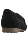 Elegante mocasín negro de cuero gamuzado para mujer con hebilla dorada decorativa.
