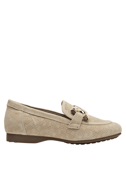 Mocasín de mujer en cuero beige con hebilla metálica sobre el empeine.