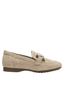 Mocasín casual beige de cuero con detalles modernos y suela cómoda para caminatas.