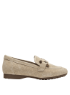 Mocasín casual beige de cuero con detalles modernos y suela cómoda para caminatas.