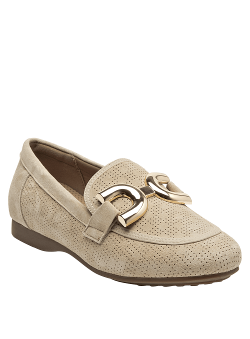 Mocasín de mujer en cuero beige con hebilla metálica sobre el empeine.