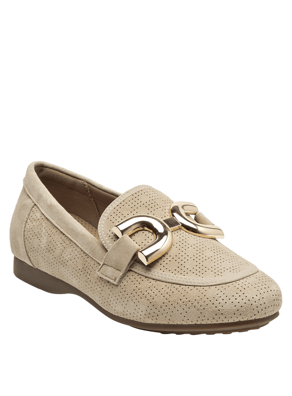 Mocasín de mujer en cuero beige con hebilla metálica sobre el empeine.