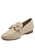 Vista del mocasín beige de cuero destacando su textura perforada para mayor transpirabilidad.