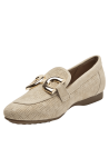 Vista del mocasín beige de cuero destacando su textura perforada para mayor transpirabilidad.