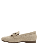 Mocasín beige de cuero para mujer, diseño casual con suela baja y gruesa.