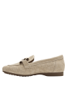 Mocasín beige de cuero para mujer, diseño casual con suela baja y gruesa.
