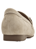 Detalle de mocasín beige de cuero con textura perforada y hebilla metálica elegante.