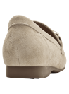 Detalle de mocasín beige de cuero con textura perforada y hebilla metálica elegante.