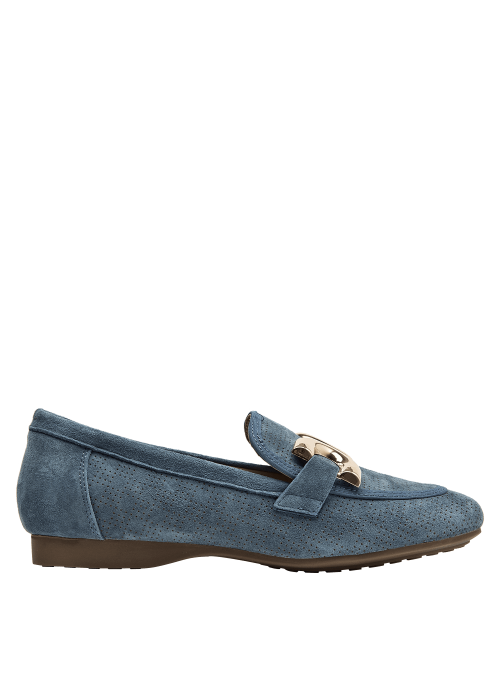 Mocasín de cuero azul con adorno metálico, ideal para un look casual chic femenino.
