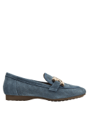 Detalle del mocasín celeste de cuero para mujer, sofisticado y versátil para diversas ocasiones.