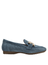 Detalle del mocasín celeste de cuero para mujer, sofisticado y versátil para diversas ocasiones.