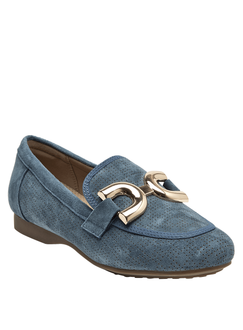 Mocasín de cuero azul con adorno metálico, ideal para un look casual chic femenino.
