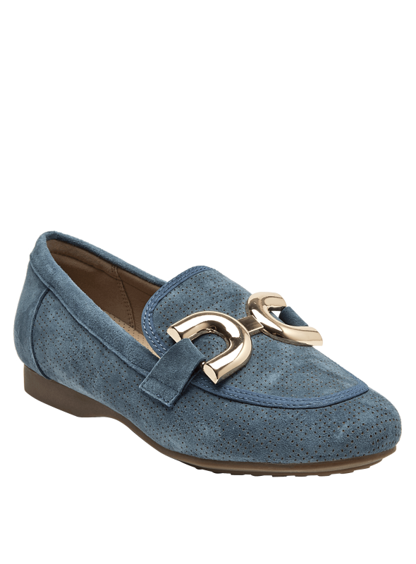 Mocasín de cuero azul con adorno metálico, ideal para un look casual chic femenino.