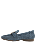 Mocasín de cuero azul para mujer, detalle de adorno metálico en diseño elegante y atemporal.