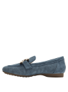 Mocasín de cuero azul para mujer, detalle de adorno metálico en diseño elegante y atemporal.