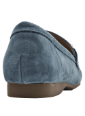 Primer plano de mocasín celeste de cuero con adorno metálico para mujer, estilo casual clásico.