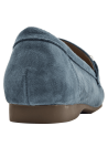 Primer plano de mocasín celeste de cuero con adorno metálico para mujer, estilo casual clásico.