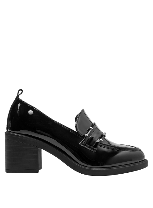 Elegante zapato de cuero charolado negro con tacón medio para mujer.