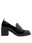 Textura lisa y brillante del zapato de cuero charolado negro para mujer.