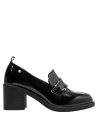 Textura lisa y brillante del zapato de cuero charolado negro para mujer.