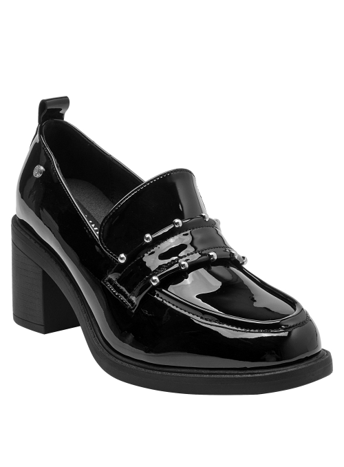 Elegante zapato de cuero charolado negro con tacón medio para mujer.