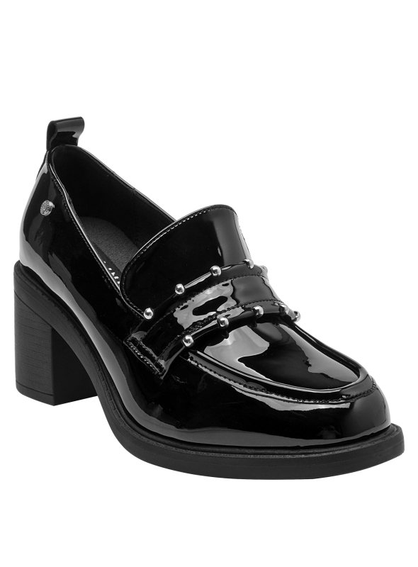 Elegante zapato de cuero charolado negro con tacón medio para mujer.