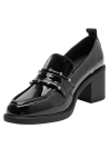 Detalle de hebilla en zapato formal de cuero charolado negro para mujer.