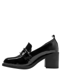 Tacón cuadrado medio en zapato negro de cuero charolado para mujer.