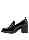 Tacón cuadrado medio en zapato negro de cuero charolado para mujer.