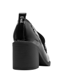 Zapato negro de mujer en cuero charolado con hebilla estilo mocasín.